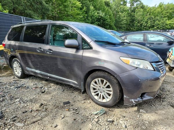 2017 TOYOTA SIENNA
