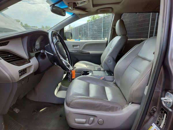 2017 TOYOTA SIENNA