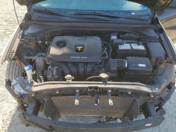 2018 HYUNDAI ELANTRA — Engine bay