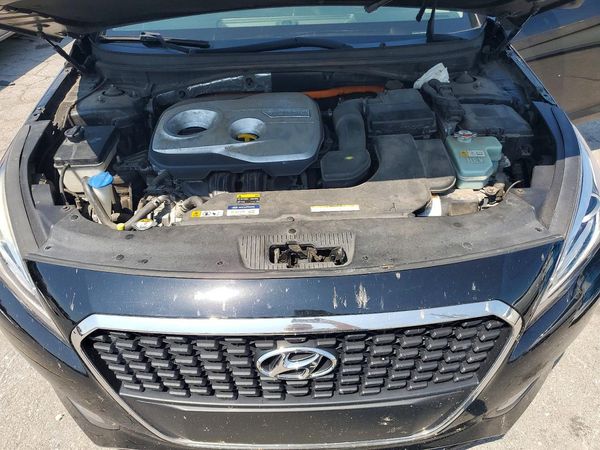 2017 HYUNDAI SONATA SE — Engine bay