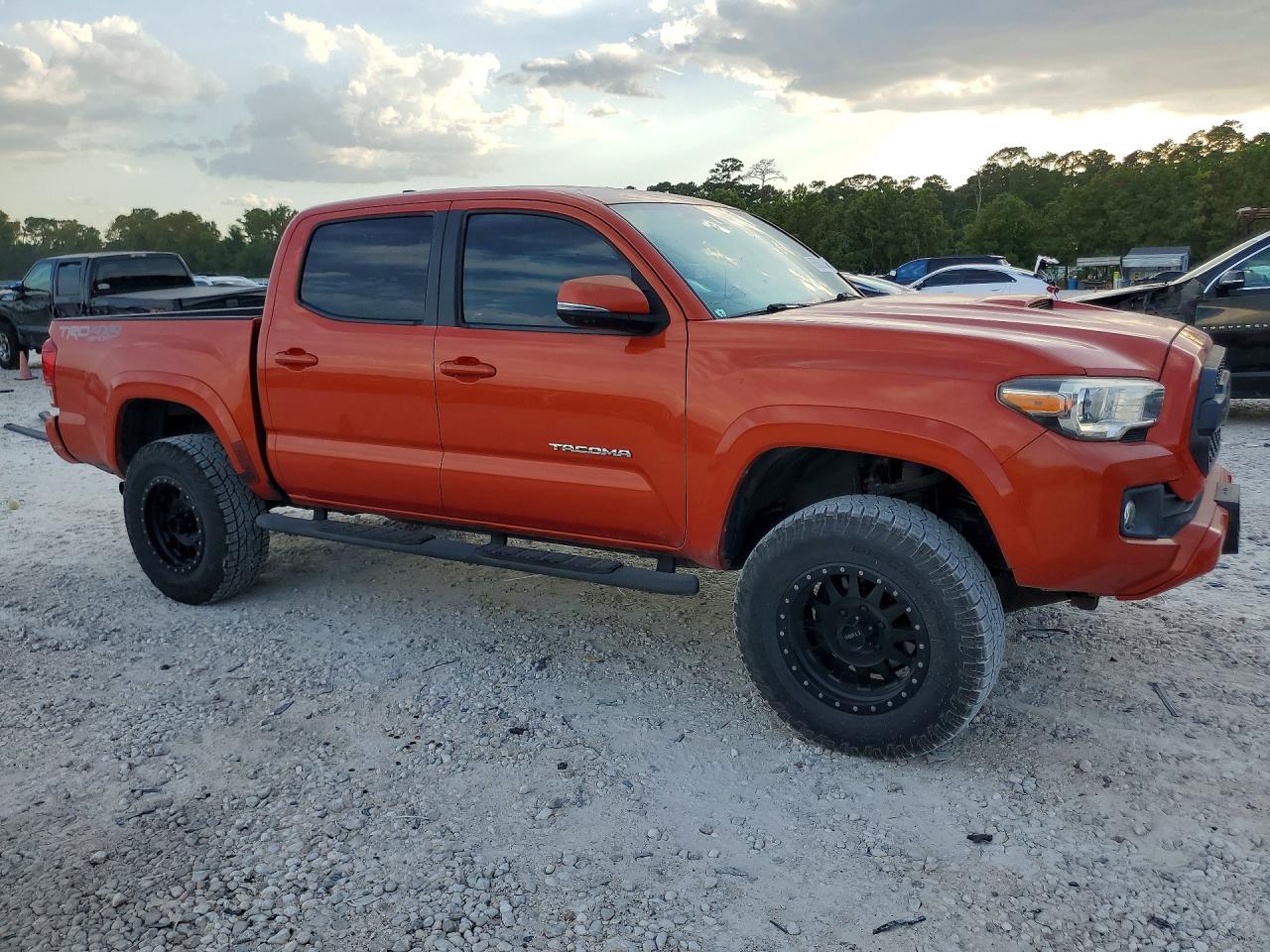 2017 TOYOTA TACOMA — Front 3/4