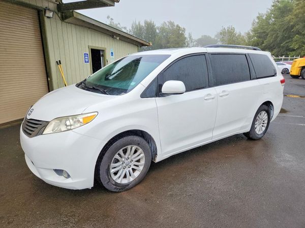 2012 TOYOTA SIENNA