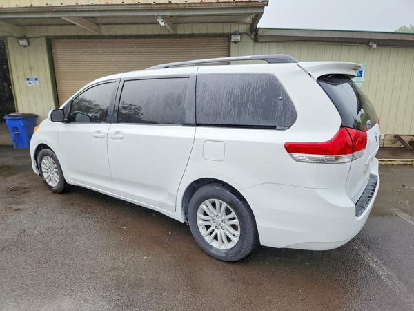 2012 TOYOTA SIENNA