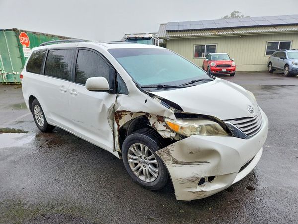 2012 TOYOTA SIENNA