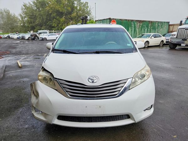 2012 TOYOTA SIENNA