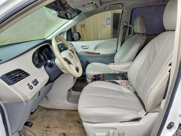 2012 TOYOTA SIENNA