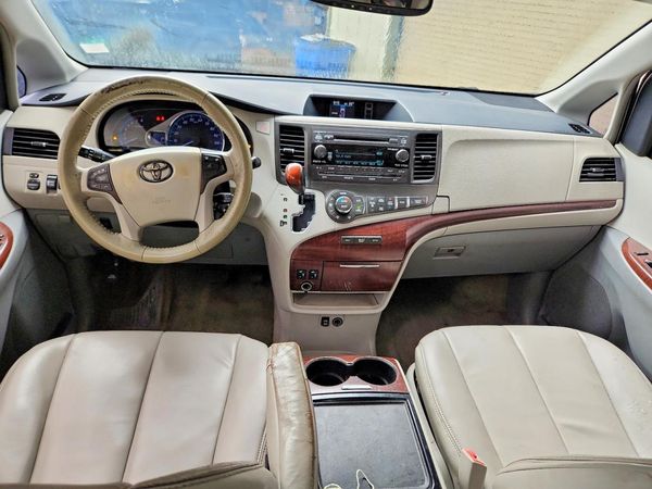 2012 TOYOTA SIENNA