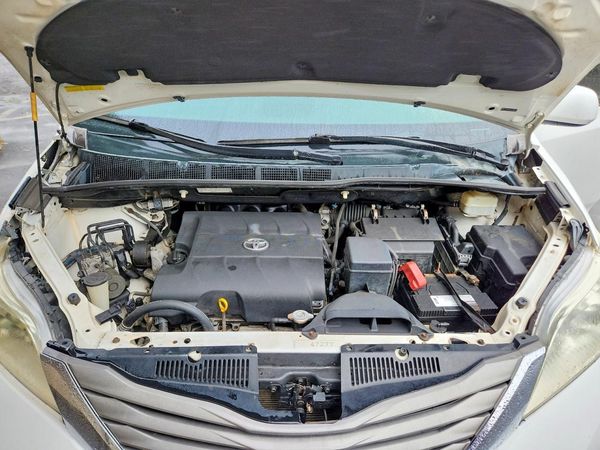 2012 TOYOTA SIENNA