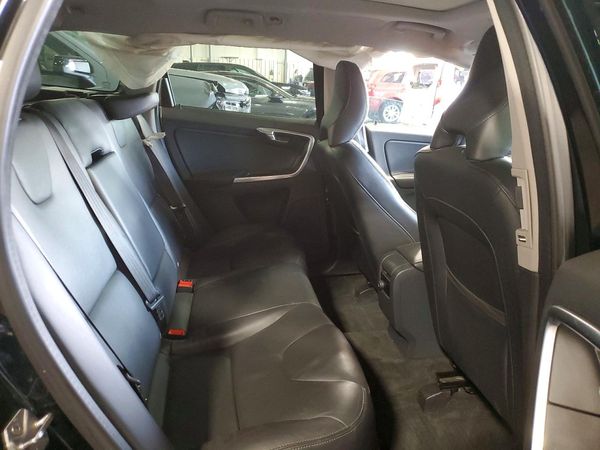 2015 VOLVO XC60 Platinum (non R design)
