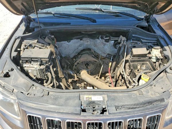 2014 JEEP CHEROKEE Limited — Engine bay