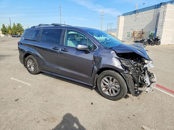 2025 TOYOTA SIENNA LE — Passenger 3/4