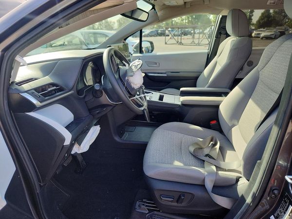 2025 TOYOTA SIENNA LE — DENT
