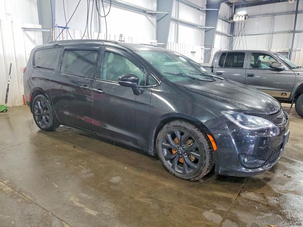 2019 CHRYSLER PACIFICA Limited — Passenger 3/4
