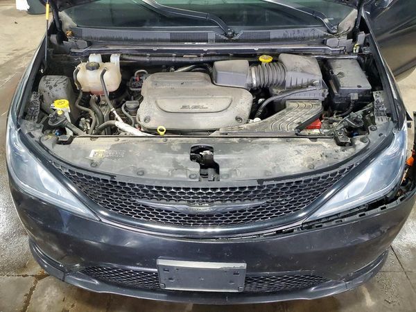 2019 CHRYSLER PACIFICA Limited — Engine bay