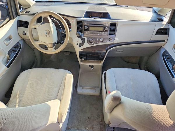 2012 TOYOTA SIENNA
