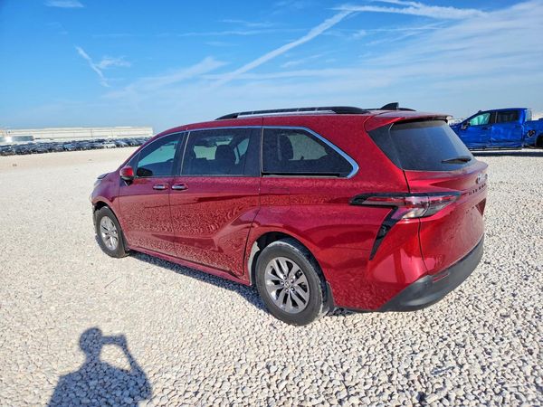 2024 TOYOTA SIENNA XLE