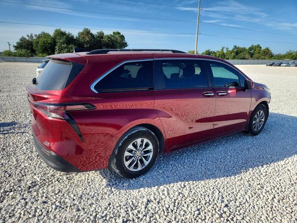 2024 TOYOTA SIENNA XLE