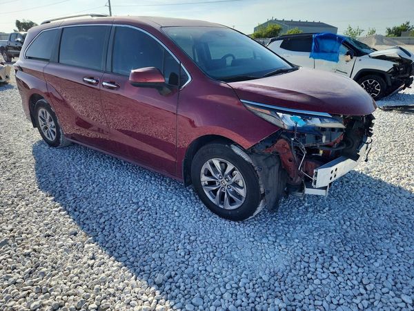 2024 TOYOTA SIENNA XLE
