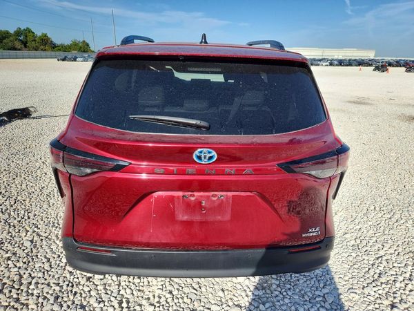 2024 TOYOTA SIENNA XLE