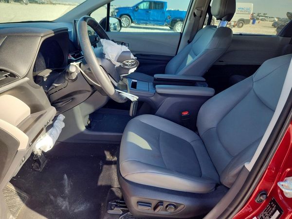 2024 TOYOTA SIENNA XLE