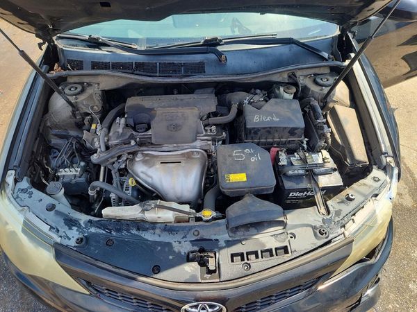 2013 TOYOTA CAMRY — Engine bay