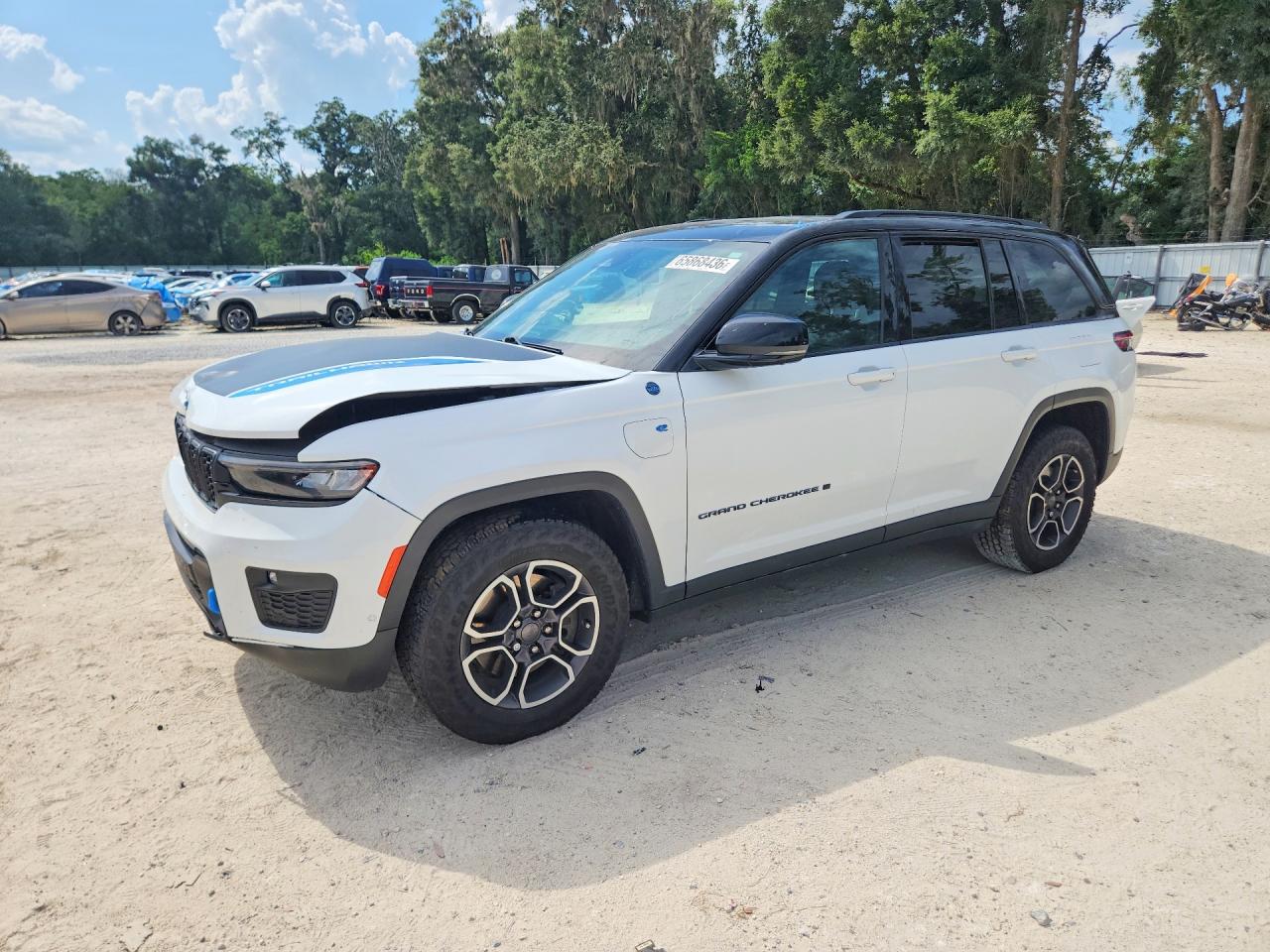 2022 JEEP CHEROKEE Trailhawk 4XE — Front 3/4