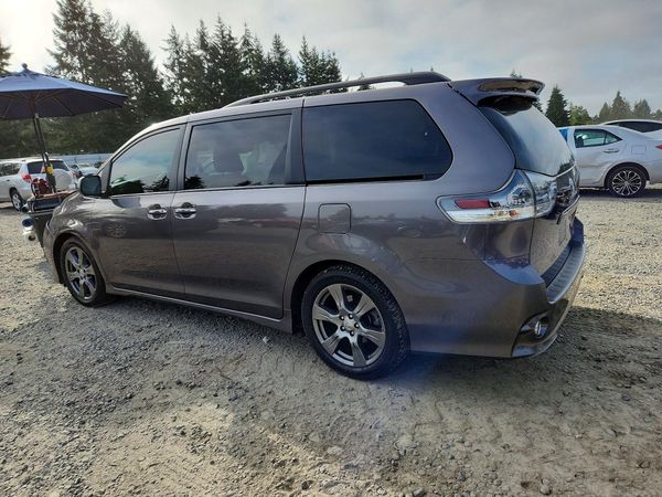 2017 TOYOTA SIENNA SE/SE Premium