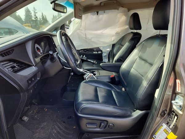 2017 TOYOTA SIENNA SE/SE Premium