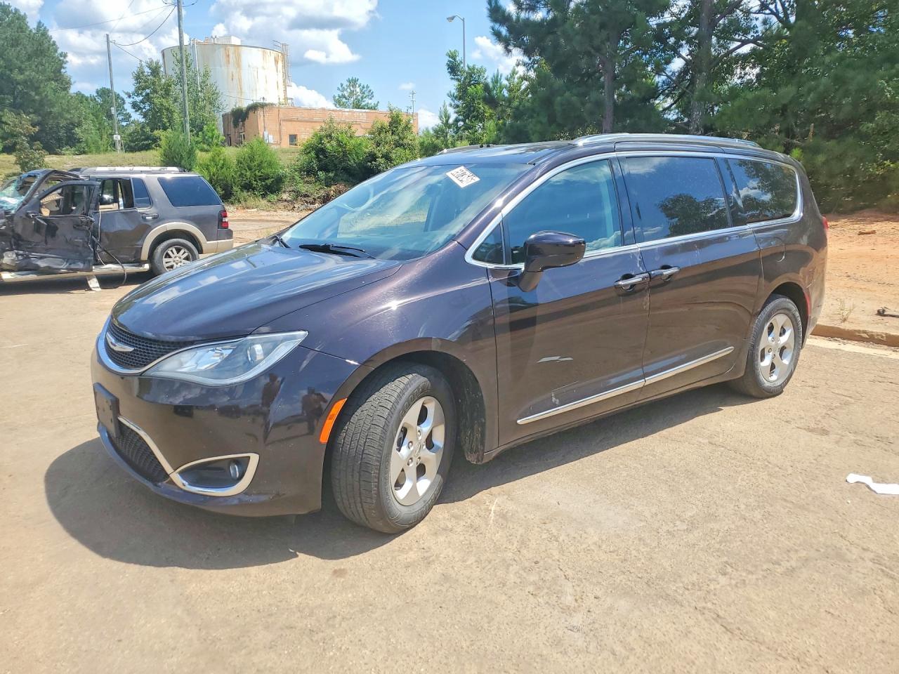 2017 CHRYSLER PACIFICA Touring L Plus — Front 3/4