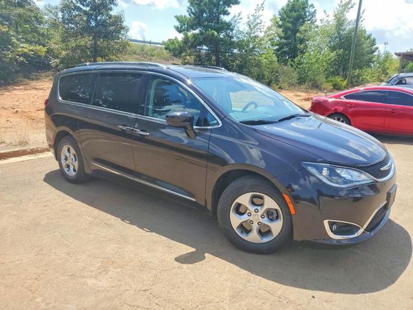 2017 CHRYSLER PACIFICA Touring L Plus — Passenger 3/4