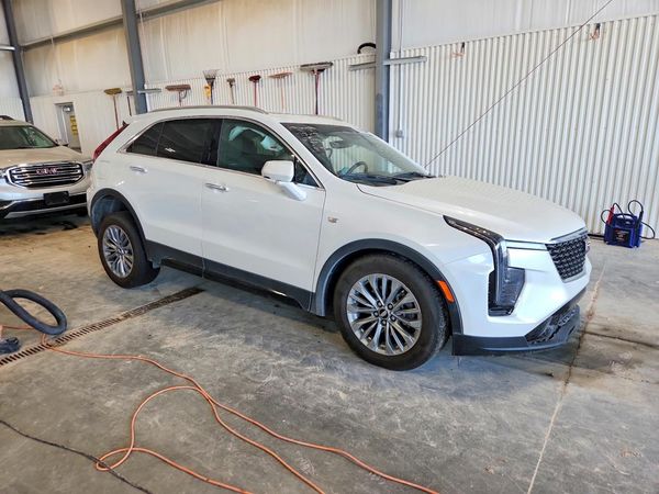 2024 CADILLAC XT4 Premium Luxury — Passenger 3/4