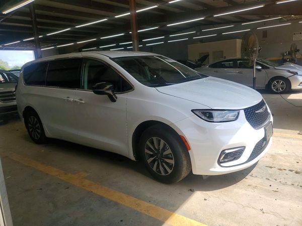 2024 CHRYSLER PACIFICA Select