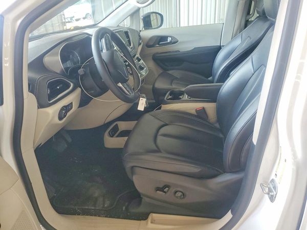 2024 CHRYSLER PACIFICA Select