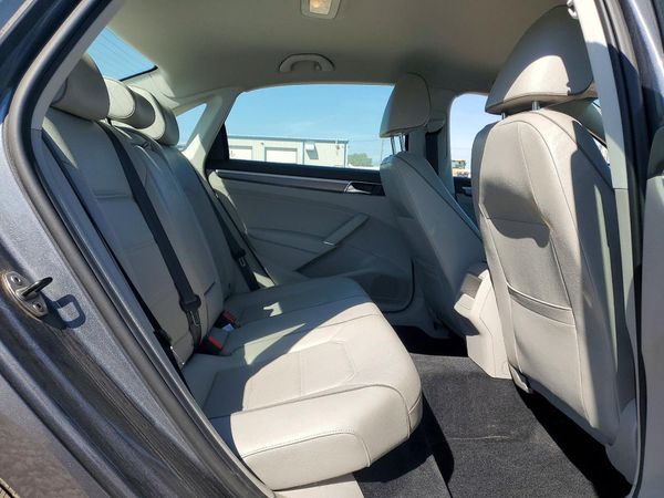 2017 VOLKSWAGEN PASSAT R-Line