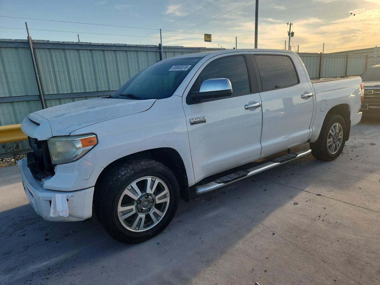 2015 TOYOTA TUNDRA Platinum Grade — Front 3/4