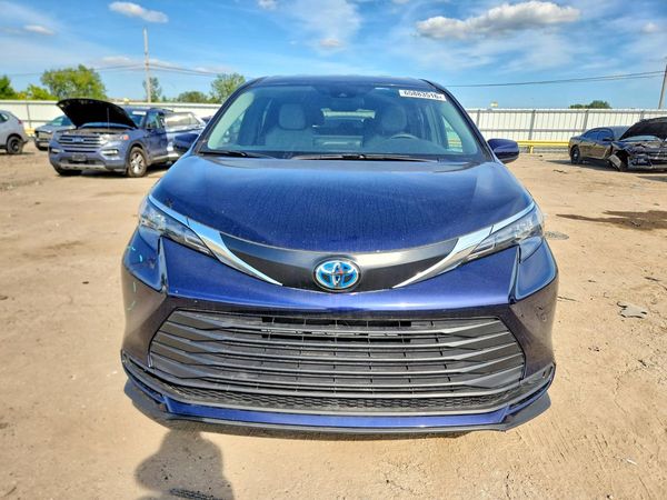 2025 TOYOTA SIENNA