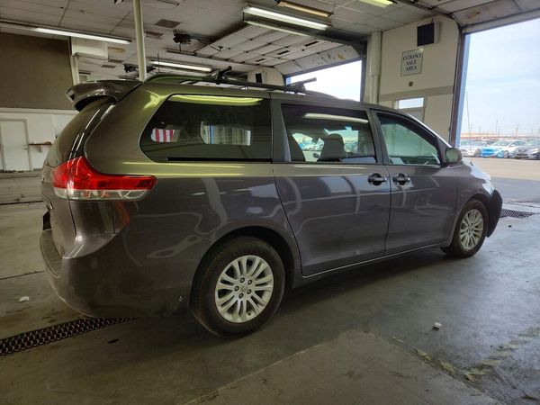 2014 TOYOTA SIENNA