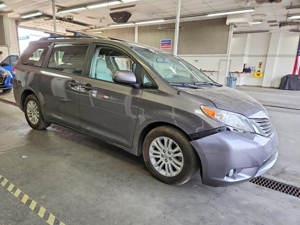 2014 TOYOTA SIENNA