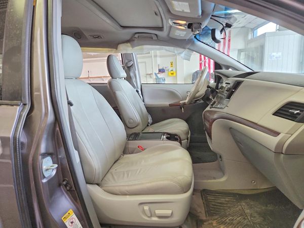 2014 TOYOTA SIENNA