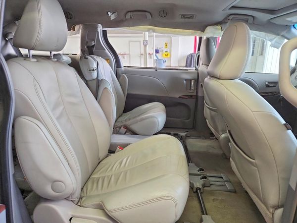 2014 TOYOTA SIENNA