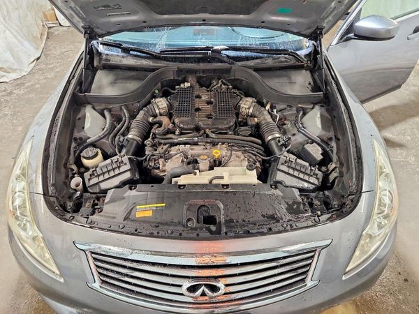 2013 INFINITI G37 — Engine bay