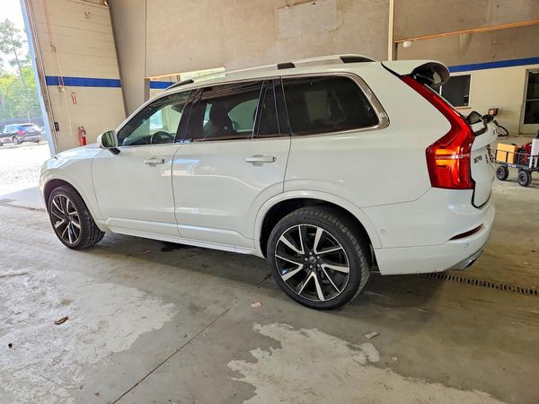 2018 VOLVO XC90 Momentum