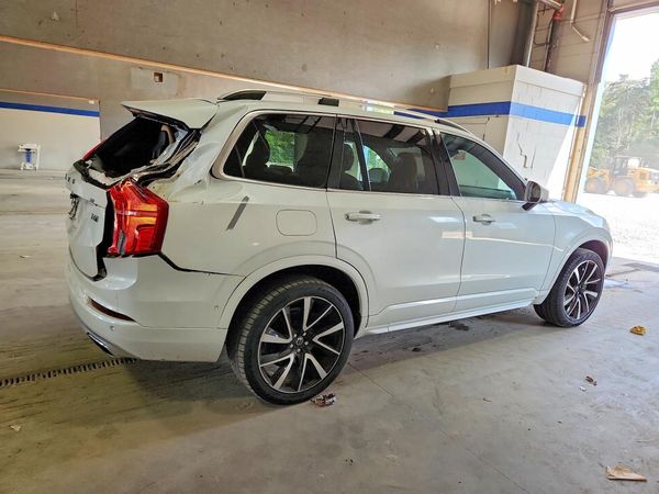 2018 VOLVO XC90 Momentum