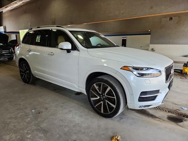 2018 VOLVO XC90 Momentum