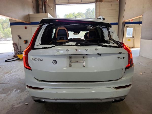 2018 VOLVO XC90 Momentum