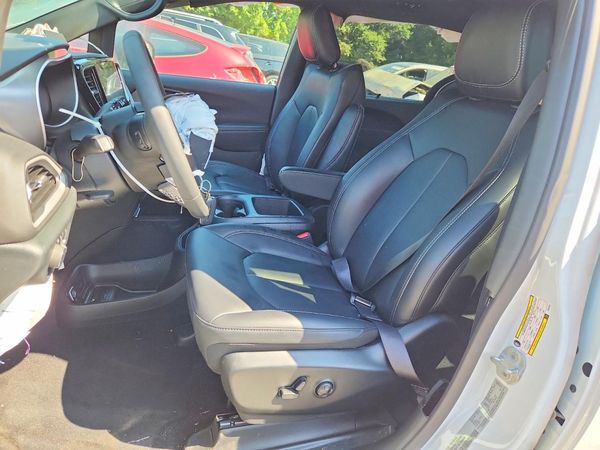 2026 CHRYSLER VOYAGER