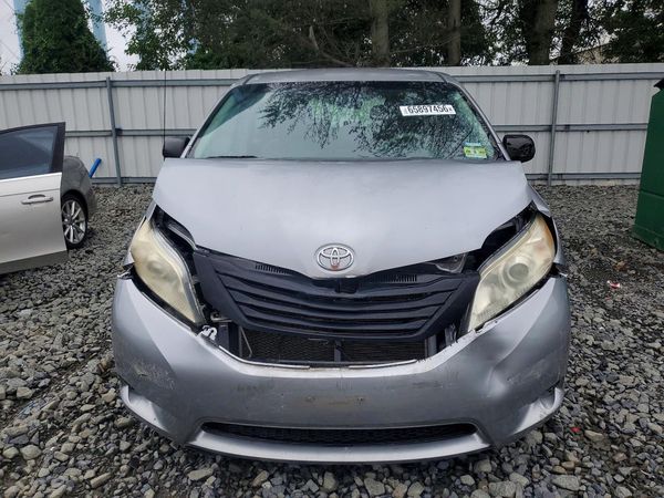 2012 TOYOTA SIENNA