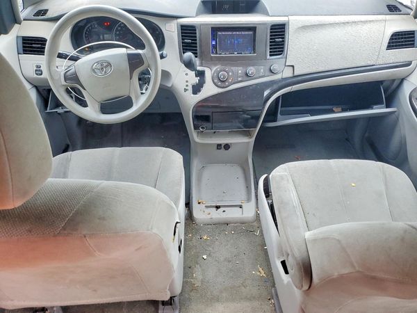 2012 TOYOTA SIENNA