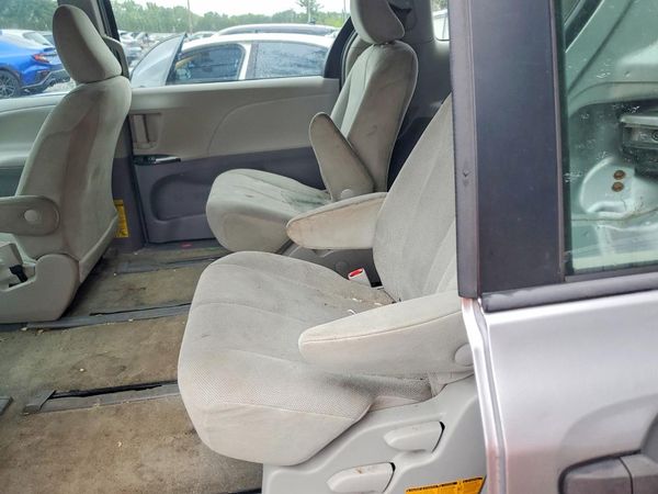 2012 TOYOTA SIENNA