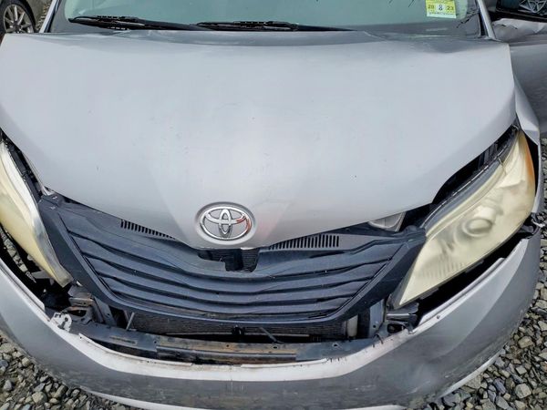 2012 TOYOTA SIENNA